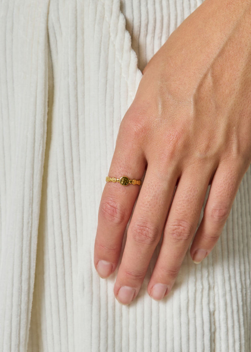 SMALL GOLD MEDALLION RING